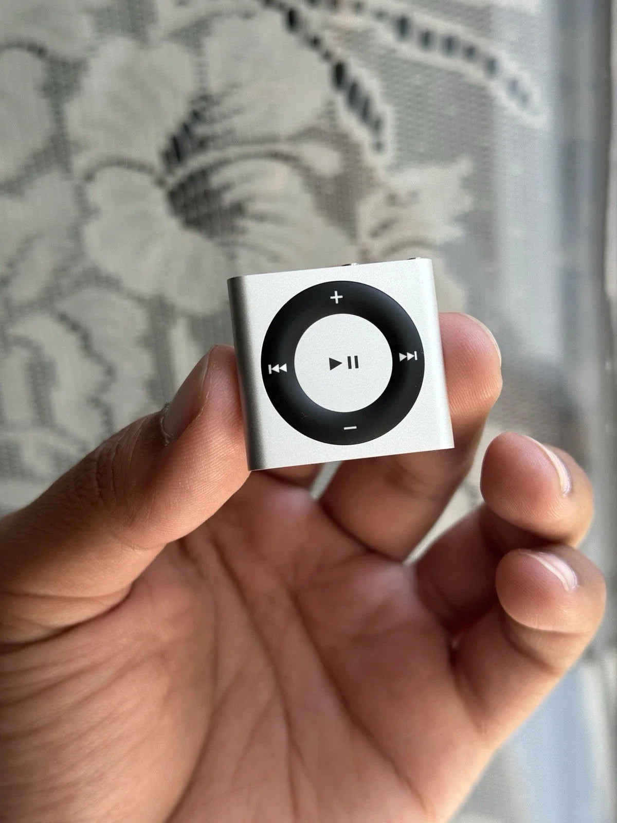 Apple iPod Shuffle - 4a Generation Silver 2 GB