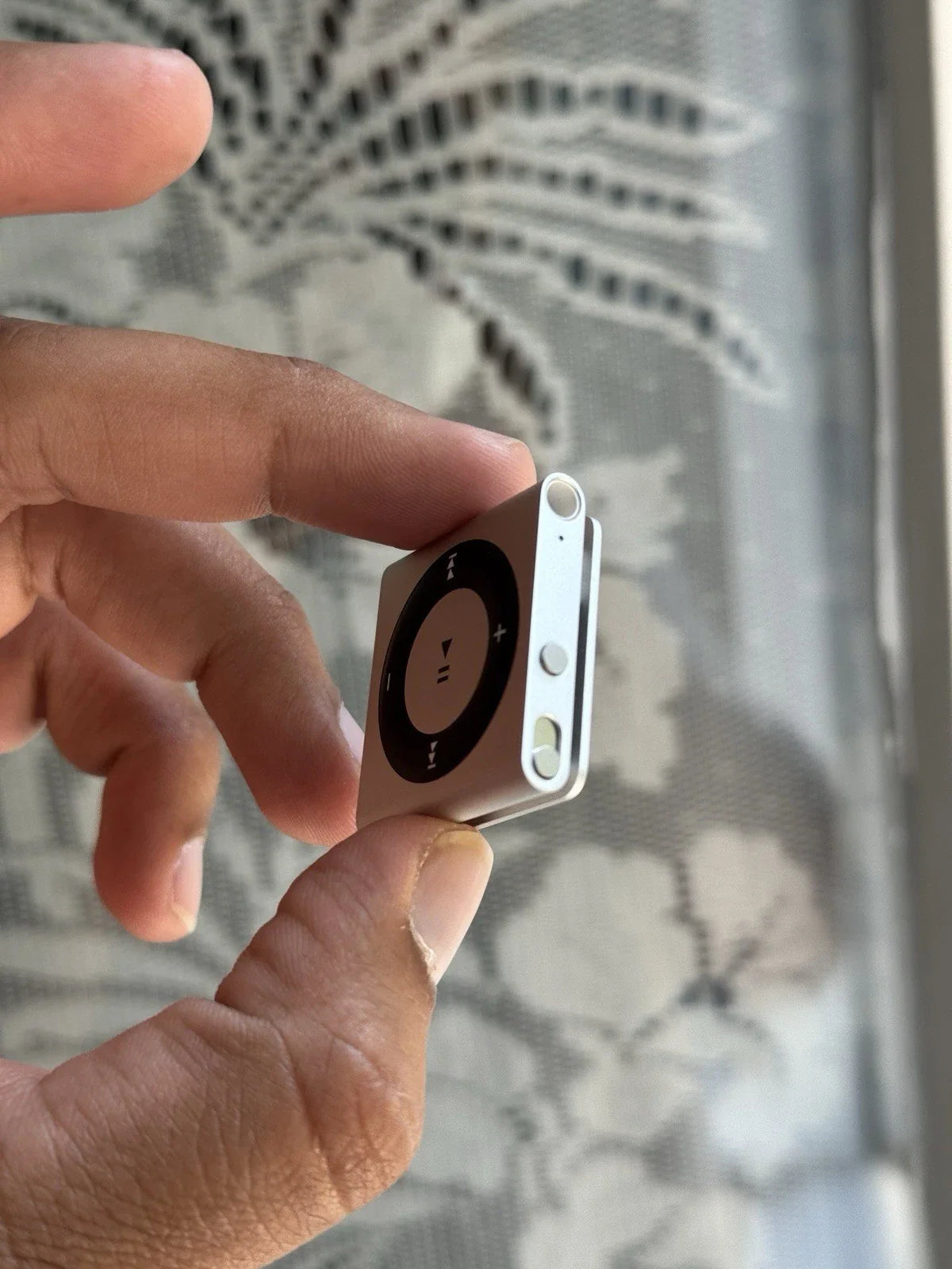 Apple iPod Shuffle - 4a Generation Silver 2 GB