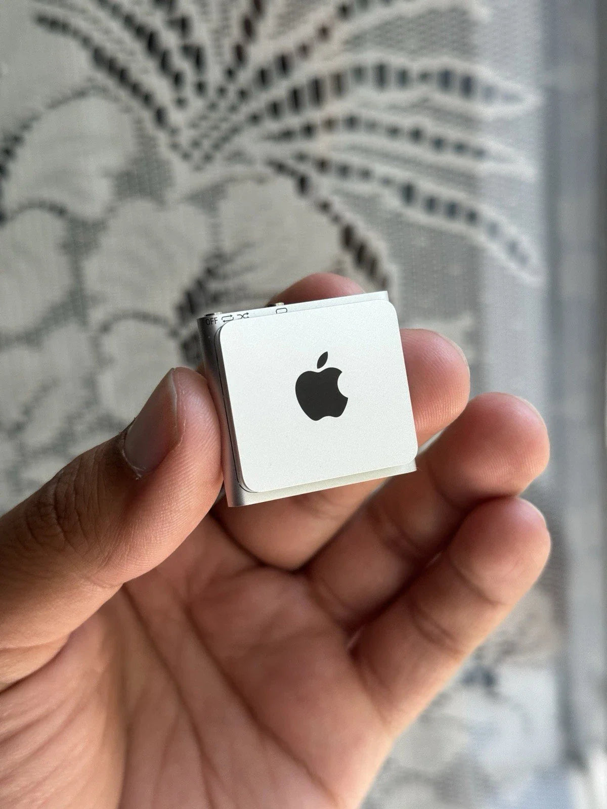 Apple iPod Shuffle - 4a Generation Silver 2 GB
