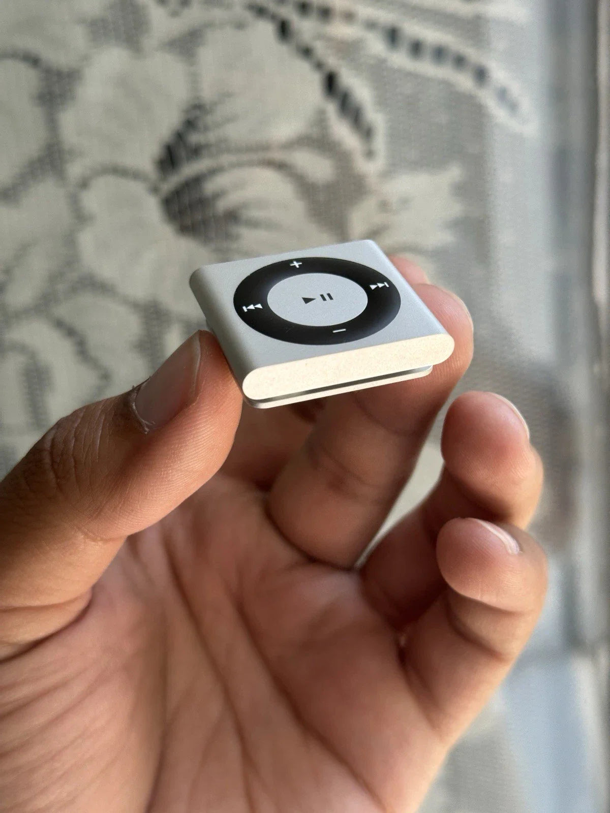 Apple iPod Shuffle - 4a Generation Silver 2 GB